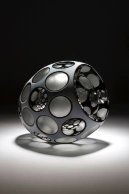 Glass-sculpture-by-Jamie-Worsley_Inuelus