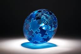 Glass-sculpture-by-Jamie-Worsley_Puzzled-Aqua-Indigo