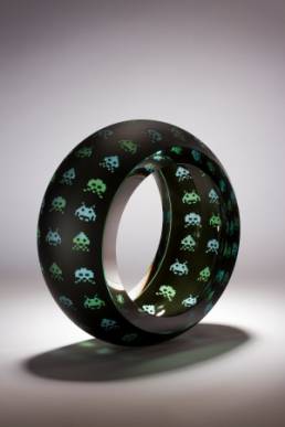 Glass-sculpture-y-Jamie-Worsley_Invade-Space-Black-Aqua-and-Olive