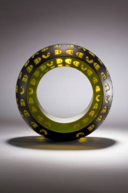 Glass-sculpture-y-Jamie-Worsley_Invade-Space-Yellow